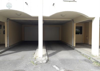 Double porte de garage vue de l'extérieur