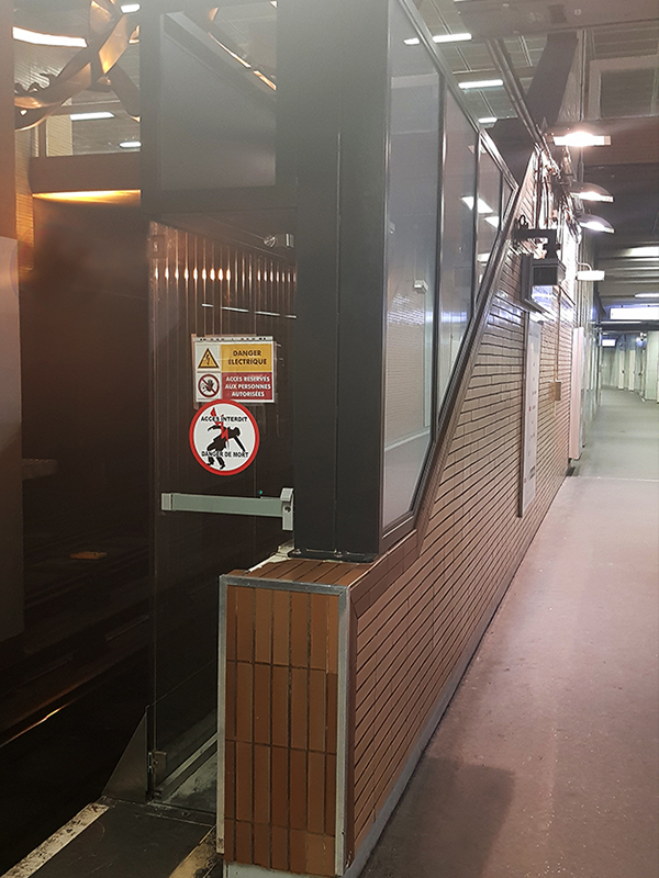 Fabrication d’un paravent (anti franchissement) intégrant une PAT (porte d'accès personnel dans le tunnel) station Saxe Gambetta