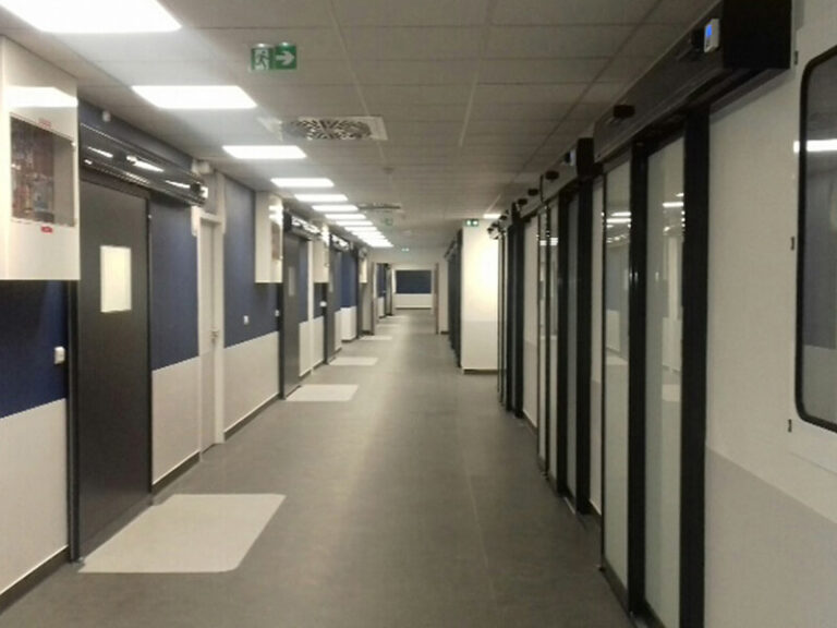Couloirs d'une clinique dotés de portes Diva L Clean