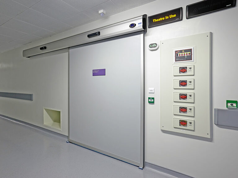 HDS Clean hermetic door in operating theatre