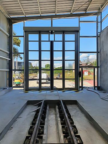 Porte accordéon d'un hangar abritant un célèbre train touristique