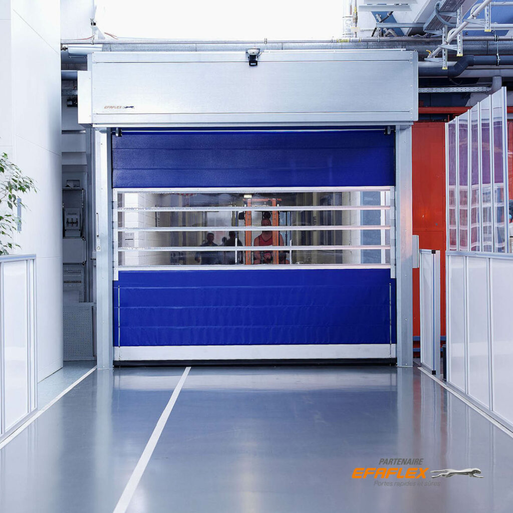 Portalp porte industrielle Efaflex semi rigide fermée bleue, avec profilés aluminium et tablier semi transparent
