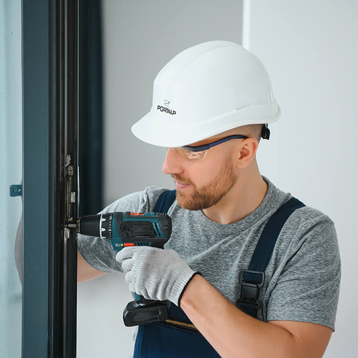 Technicien intervenant sur une menuiserie