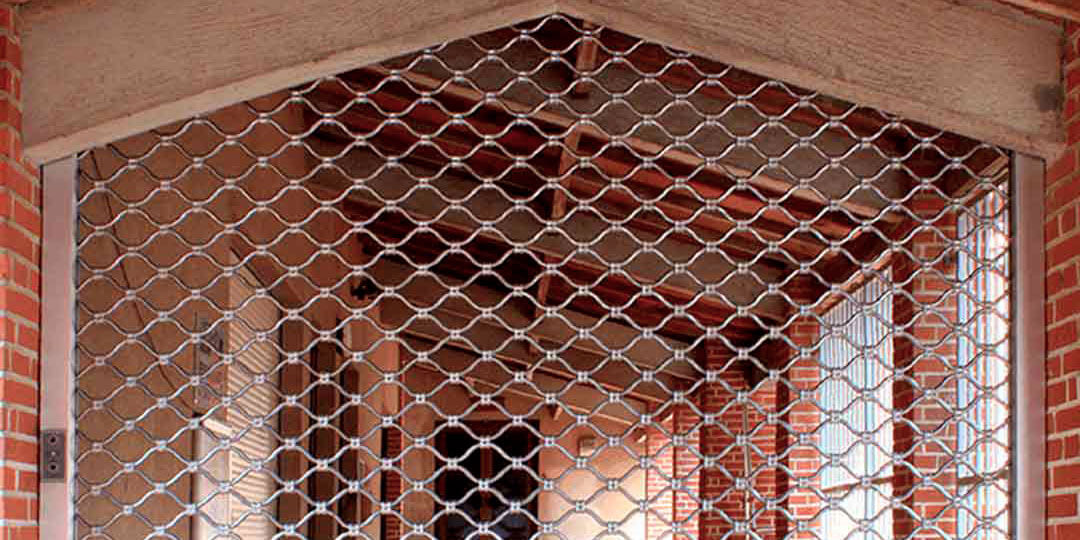 Rideau ajouré d'une boutique