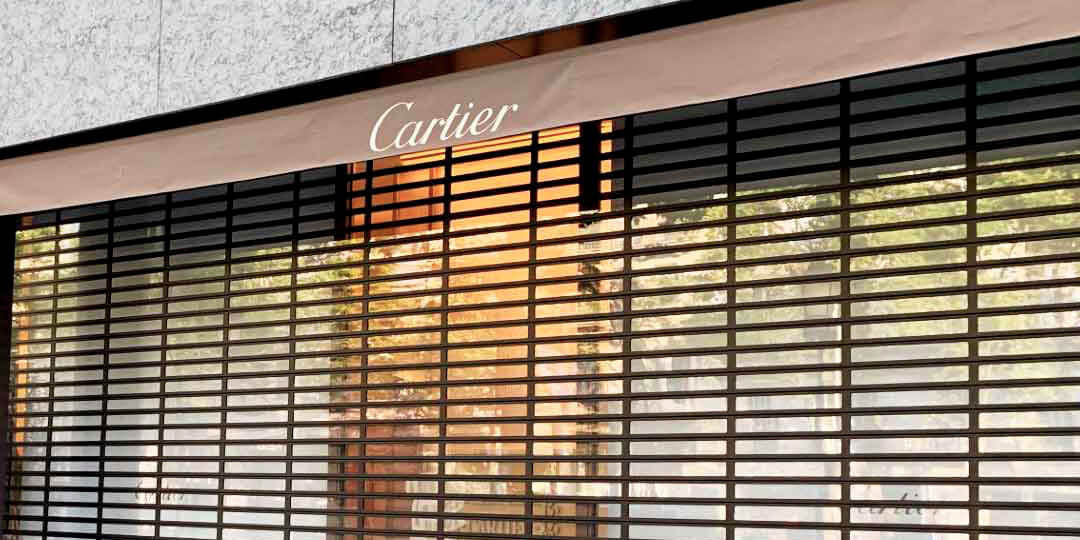 Rideau ajouré d'une boutique